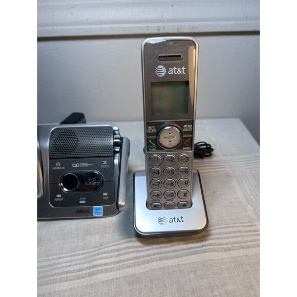 AT&T CL82301 1.9 GHz Trio Handsets Single Line Cordless Phone 3 Handsets + Base - Picture 4 of 6